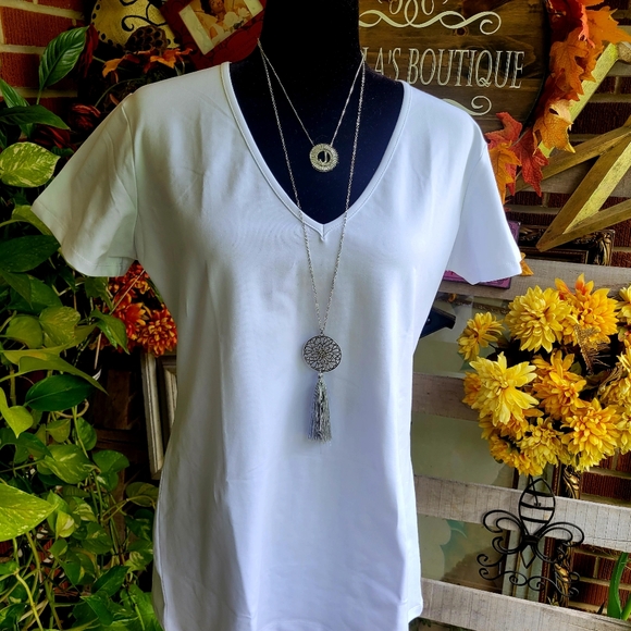 Mangdiup V-neck Top - Picture 11 of 12